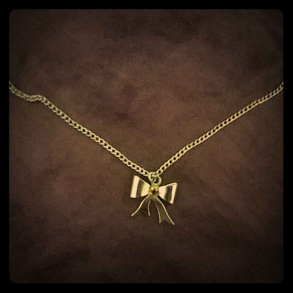 Gold colored bow necklace
